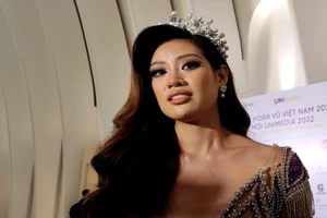 Hoa hậu Khánh Vân bật khóc: ‘Nếu thương tôi xin đừng tổn thương người khác’