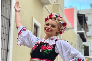 Ngắm nhan sắc xinh đẹp rạng ngời của tân Hoa hậu Thế giới 2021