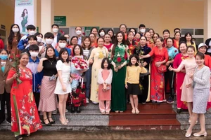 Hoa hậu Đỗ Hà mặc áo dài hoạ tiết rau má về thăm quê nhà Thanh Hoá