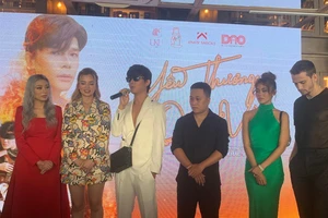 Nathan Lee họp báo ra mắt MV: ‘Hỏi về MV thôi nhá…’