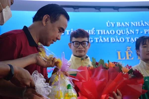 Quyền Linh đi dép tổ ong tặng quà hỗ trợ tài năng thể thao nhí quận 7