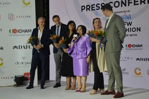 Độc đáo trang phục từ bã cà phê, vỏ hàu ở Tuần lễ thời trang tại TP.HCM