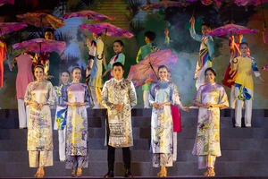 Hoa hậu Diễm Hương, Vân Anh duyên dáng áo dài trên quê hương Bác Hồ 