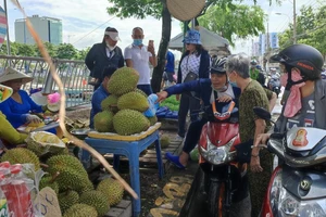 Bán hết veo gần nửa tấn sầu riêng ở Tuần lễ trái cây quận 8, TP.HCM