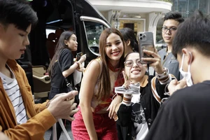 Hoa hậu Catriona Gray đến TP.HCM, fan vây kín sân bay Tân Sơn Nhất chờ đón