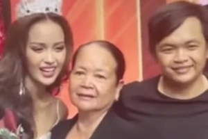 6 năm một chiếc áo mẹ Hoa hậu Ngọc Châu 2 lần mặc mừng con đăng quang 