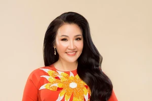 Ngân Quỳnh diện áo dài, khoe nhan sắc trẻ trung ở tuổi 55