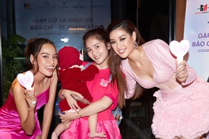 Tiểu công chúa ngồi xe đẩy cùng mẹ đi gặp Hoa hậu Khánh Vân