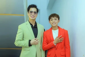 Hồ Văn Cường bối rối khi được fan tặng vàng trên sân khấu