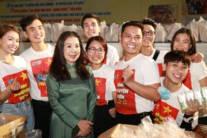 Văn nghệ sĩ TP.HCM vui trung thu cùng trẻ bị ảnh hưởng HIV/AIDS