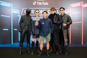 Thí sinh trong trang phục độc lạ tại buổi thi tuyển FashUP 2022 by TikTok