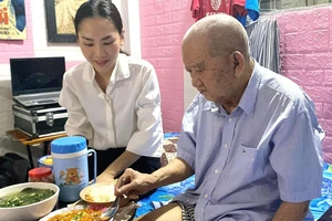 Hoa hậu Mai Phương thăm nghệ sĩ Mạc Can