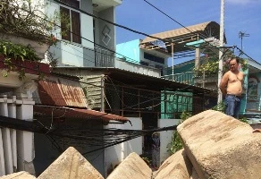 Khối bê tông chục tấn nghiêng đổ, đè nát 4 xe máy