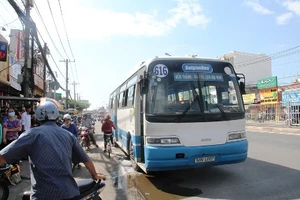 Xe buýt bốc khói dữ dội, hơn 40 hành khách chen nhau tháo chạy