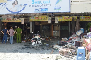 Lửa thiêu rụi bảy sạp hàng ở chợ Hòa Hưng