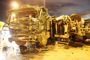 Xe bồn nổ lốp, lao qua dải phân cách đấu đầu xe ben