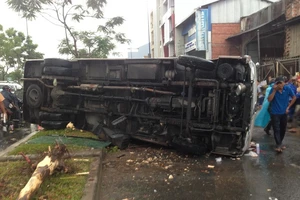 Hành khách hoảng loạn đập kính kêu cứu trong chiếc xe lật nhào