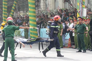 'Giải cứu' tòa nhà Vincom Đồng Khởi 26 tầng bị cháy lớn