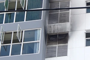 Cháy ở lầu 7 của cao ốc, cư dân hốt hoảng bỏ chạy