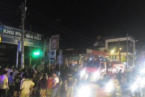 Cháy trung tâm bảo hành xe cạnh cây xăng, người dân hoảng loạn