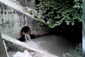 Giải cứu cô gái ngáo đá chui vào ống cống, lấy đá đập đầu