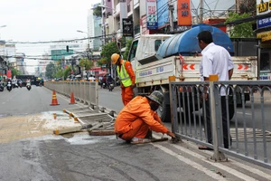 Xe tải 'đấu đầu' taxi sau khi húc văng 10 m dải phân cách