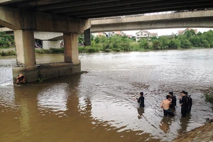 Nghi án người đàn ông để lại điện thoại rồi nhảy cầu tự vẫn