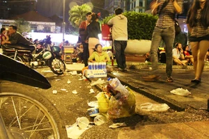 Rác tràn lan ở trung tâm Sài Gòn trong đêm Noel