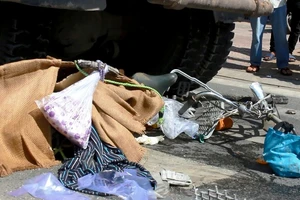 Cụ bà đẩy xe đạp đi bán bánh mì dạo bị xe ben cán nát hai chân