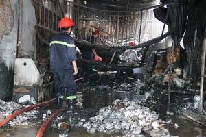 Cháy nhà xưởng, công nhân hốt hoảng tháo chạy