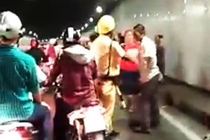 Nhóm người ẩu đả trong đường hầm sông Sài Gòn