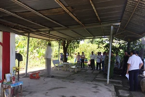 Thi thể người đàn ông treo cổ trong ngôi miếu