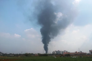 Cơ sở thực phẩm cháy, công nhân hoảng loạn tháo chạy