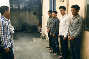 Chơi 'bài cào' 1 tiếng trong tiệm cà phê, 7 'con bạc' bị bắt