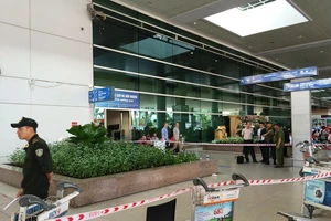 Một người nước ngoài rơi từ tầng hai sân bay Tân Sơn Nhất