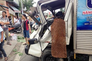 Tránh xe máy, ô tô tải lao vào quán phở