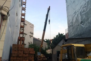 Máy ép cọc đổ nghiêng, đè thủng... nóc ngân hàng