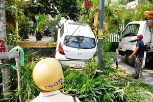 Xế hộp tông hàng rào đè trúng cụ ông 73 tuổi chạy xe ôm