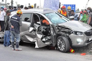 Bị ô tô tông trúng, hai công nhân nguy kịch