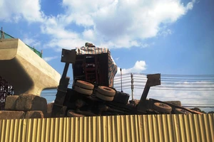 Cần cẩu hàng chục tấn đổ sập lên tuyến Metro Sài Gòn