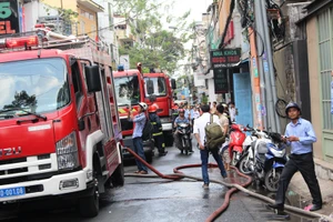 Cháy khách sạn 8 tầng ở trung tâm Sài Gòn, khách nháo nhác bỏ chạy