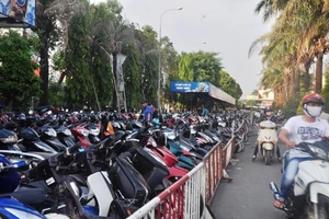 Vất vả tìm bãi gửi xe về quê ăn Tết