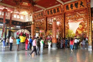 Dòng người thành kính đi lễ chùa đầu năm Bính Thân