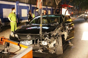 Xế hộp húc văng 10 m dải phân cách thép