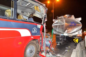 Xe chở công nhân Pou Yuen tông xe bồn, 11 người thương vong