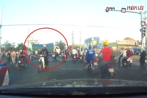 Camera hành trình ghi lại cảnh xe tải tông tám xe máy