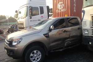 Xa lộ Hà Nội ùn ứ kéo dài vì container húc 'xế hộp'