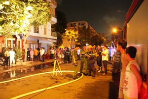 Cháy công ty, cả khu phố hoảng loạn