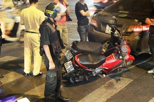 Xế hộp tông bốn xe máy tại vòng xoay Dân Chủ