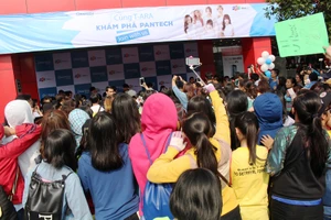 Hàng trăm bạn trẻ xin chữ ký sao Hàn, đường Sài Gòn kẹt cứng